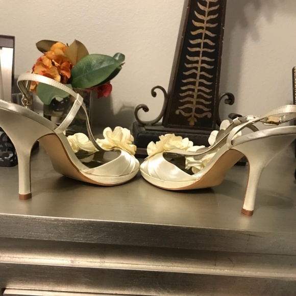 Pale yellow satin heels - Picture 8 of 12